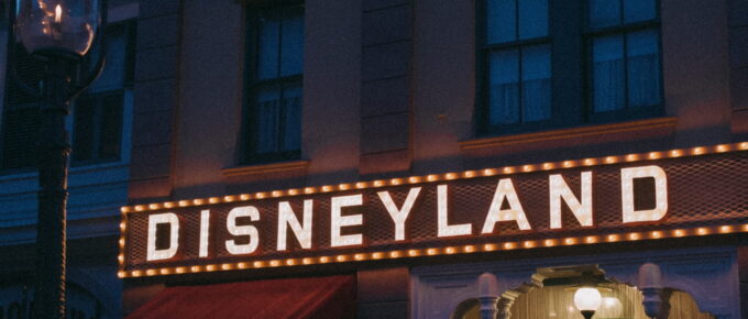 strategi bisnis disneyland